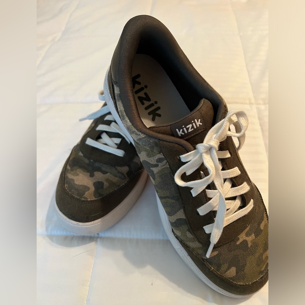 Kizik Kids Shoes “Prague” Army Camo Size Youth 7
